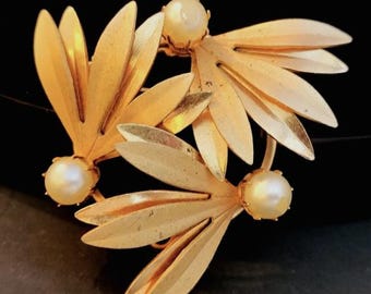 Broche Vintage Signée Pastelli – Dorée, Fleurs 3D Avec Fausses Perles, Occasion, Légères Rayures