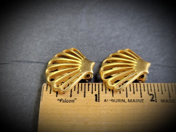 Gold filigree shell clip on earrings,clip on shel… - image 7