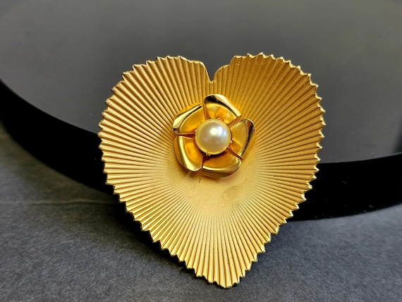 Texture gold big heart pearl brooch, - image 1
