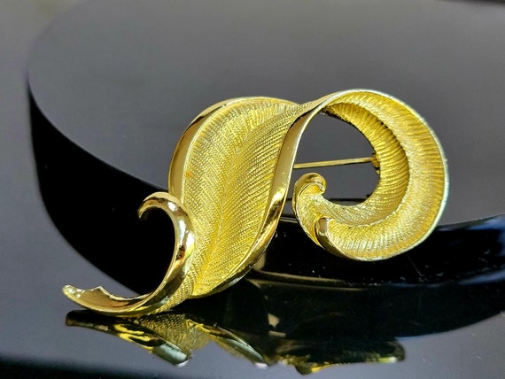 Large Vintage Gold feather brooch,Leaf Brooch,Fal… - image 4
