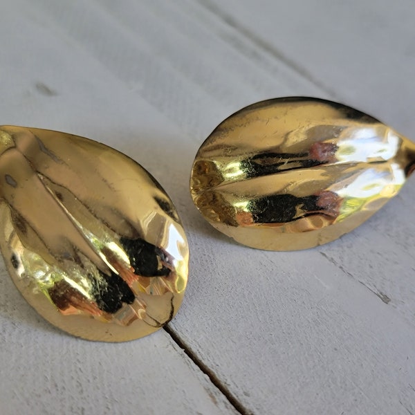 Napier Gold Tone Leaf clip on Earrings, Napier earrings gold, leaf shape earrings, antique screw back earrings