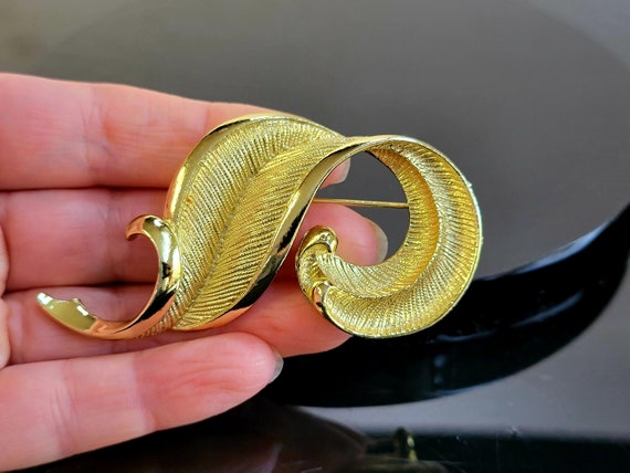 Large Vintage Gold feather brooch,Leaf Brooch,Fal… - image 9
