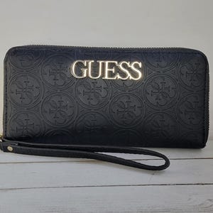 Cartera de mano Guess grande de cuero con estampado de cruces negras, con cremallera, estilo vintage de lujo en cuero negro.