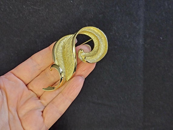 Large Vintage Gold feather brooch,Leaf Brooch,Fal… - image 10