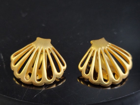 Gold filigree shell clip on earrings,clip on shel… - image 1