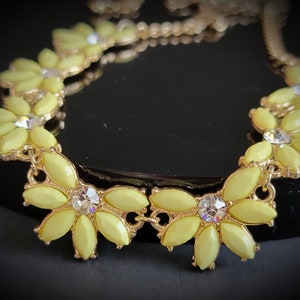 Lemon beaded daisy necklace with rhinestones, daisy necklace choker,daisy flower necklace,delicate choker