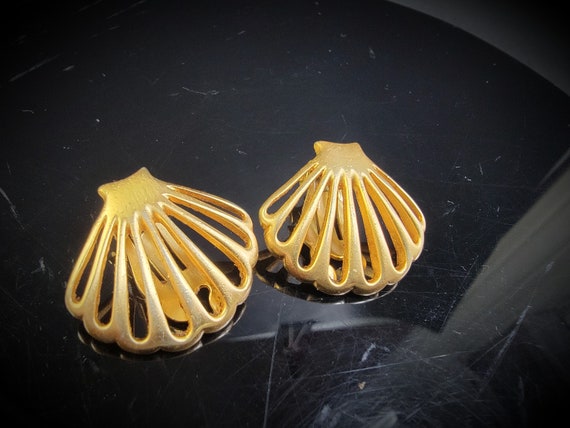 Gold filigree shell clip on earrings,clip on shel… - image 2