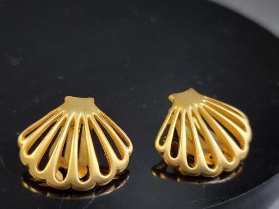 Gold filigree shell clip on earrings,clip on shel… - image 6