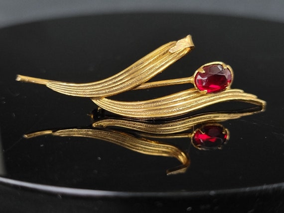 Sweet Vintage Lab Created Ruby Brooch Pin Yellow Gold EraGem Estate, Antique & Vintage Jewelry
