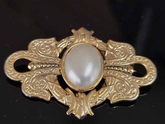 Vintage Gold Bar Cabochon Pearl Brooch, Gold Text… - image 4