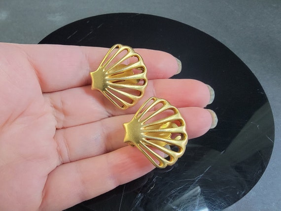 Gold filigree shell clip on earrings,clip on shel… - image 3