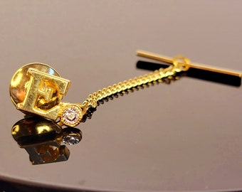 Goldfarbener E-Buchstaben-Krawattenhalter mit zarter Kette und kleinem Kristall, Geschenk für den Ehemann, Geschenk für den Trauzeugen vom Bräutigam, Geschenk zum ersten Vatertag