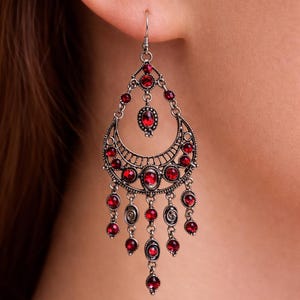 Puede incluir: Juego de tres tazas de cerámica con acabado mate moteado. Las tazas son en tonos crema, gris claro y gris oscuro. Cada taza tiene un diseño simple y minimalista y un asa redondeada. Para café o té.