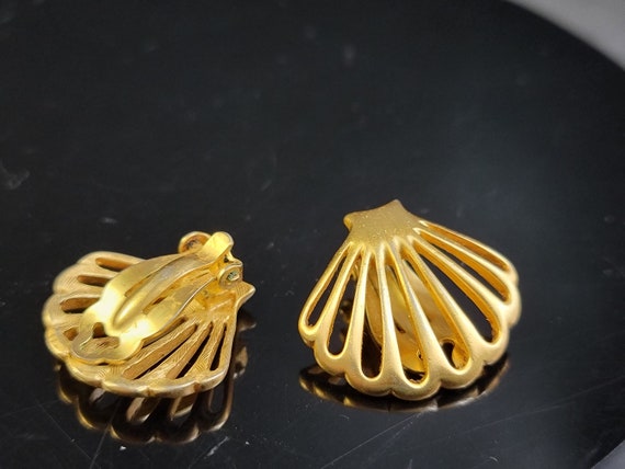 Gold filigree shell clip on earrings,clip on shel… - image 4