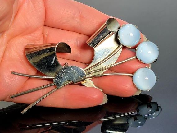 Oversized gray lucite flower brooch pin,exquisite… - image 4