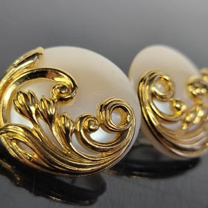 Grote gouden filigraan Lucite clipoorbellen, witte knopschijf, perfect voor bruiloften, muntclipoorbellen, grote ronde oorbellen
