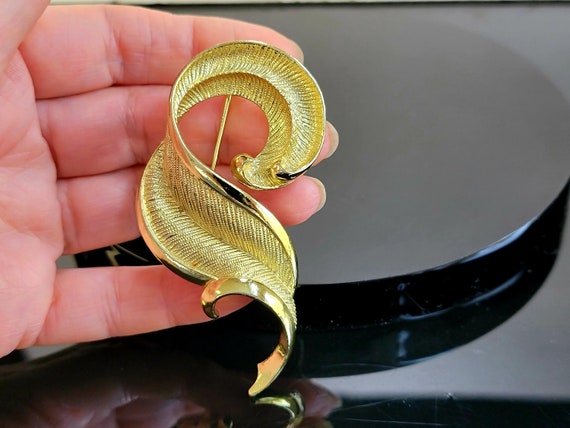 Large Vintage Gold feather brooch,Leaf Brooch,Fal… - image 5