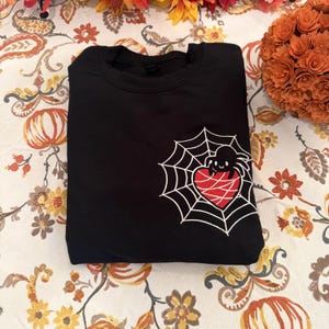 Broderad spindelnätshjärttröja: Spöklik Halloween-tröja