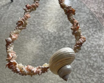 Halsband med snäckskal och pärlor