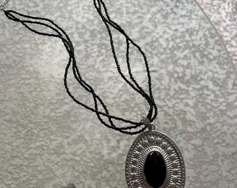 Y2K Silverbrosch Pärlhalsband