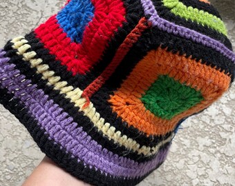 Virkad hatt i lapptäcke med vintagemönster