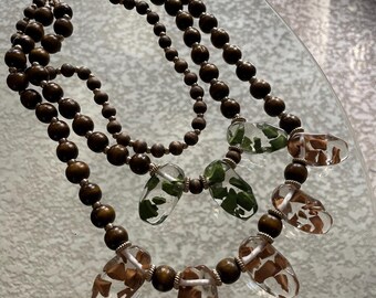 Halsband med pärlor i vintagestil i trä och glas