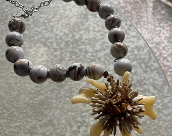 Halsband med snäckskal och pärlor i vintagestil