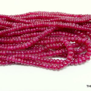 Puede incluir: Una hebra de cuentas de rubí rojo intenso, de aproximadamente 4 mm de diámetro, con un acabado liso y pulido. Las cuentas están enhebradas en un hilo fino y están listas para la elaboración de joyas.