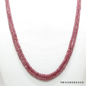 Puede incluir: Un collar de doble cadena hecho de cuentas de piedras preciosas rosas. El collar mide aproximadamente 45 cm de largo y tiene un delicado cierre dorado.