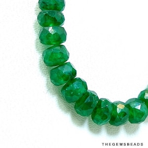 Puede incluir: Una hebra de cuentas de piedras preciosas verdes facetadas. Las cuentas son redondas y tienen un acabado liso y pulido.