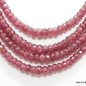 Pode incluir: Um colar de várias camadas feito com contas de pedra preciosa rosa facetadas e redondas. As contas são de cor rosa claro e têm uma aparência ligeiramente translúcida.