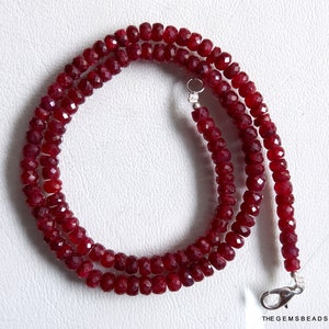 Puede incluir: Un collar de piedras preciosas de rubí rojo con cuentas facetadas. El collar mide aproximadamente 45 cm de largo y tiene un cierre de plata.