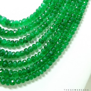 Puede incluir: Una hebra de cuentas facetadas de color verde esmeralda. Las cuentas son redondas y tienen un acabado liso y pulido. Las cuentas están enhebradas en un hilo transparente y están listas para ser utilizadas en la elaboración de joyas.