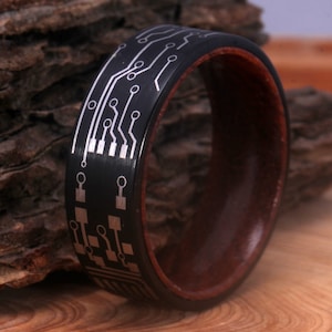 8mm Men&#39;s Black Circuit Board Tungsten Ring with Whiskey Barrel Wood Sleeve Wedding Band Ring Love Jewelry Rings Gift