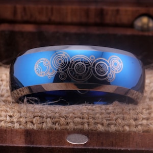Doctor Who Ring Gallifreyan Trauringe Time Lord Ring Für Frauen Doctor Who Ring Männer 8 MM ICONIC BLUE Dome Silber Kanten Blau Wolframband