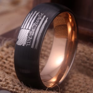 We The People ring trouwring wolfraamcarbide ring Amerikaanse vlag 8 mm matzwarte koepel met 18 kt roségouden binnenkant gratis gravure aan de binnenkant