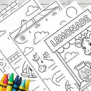 Op de afbeelding: Een verzameling zwart-wit kleurplaten met illustraties met een zomerthema. E&eacute;n pagina toont een giraffe bij een limonadestand met het woord "LEMONADE". Andere pagina's bevatten een strandbal, wolken en andere zomerse sc&egrave;nes. Kleurpotloden staan op de voorgrond.