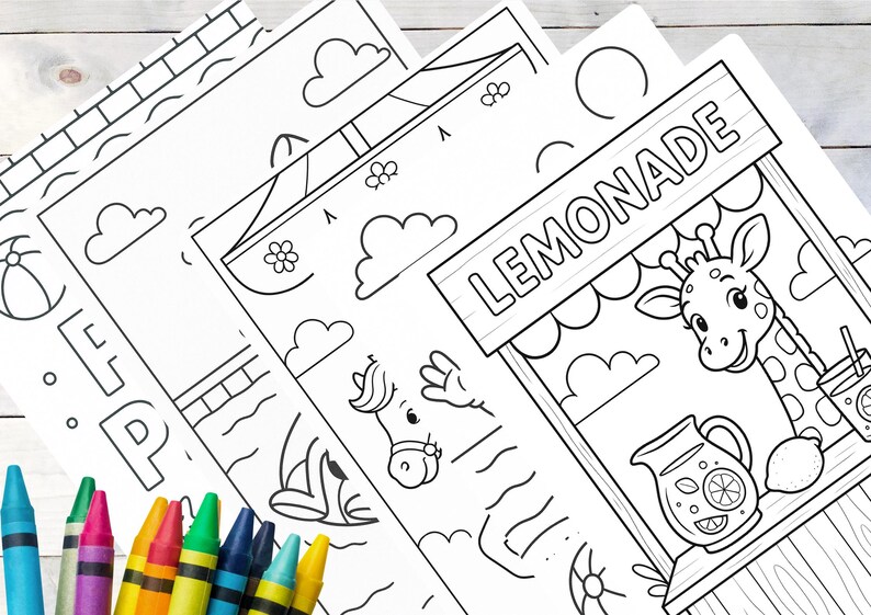 Op de afbeelding: Een verzameling zwart-wit kleurplaten met illustraties met een zomerthema. E&eacute;n pagina toont een giraffe bij een limonadestand met het woord "LEMONADE". Andere pagina's bevatten een strandbal, wolken en andere zomerse sc&egrave;nes. Kleurpotloden staan op de voorgrond.