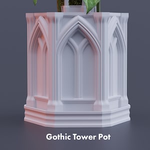 Op de afbeelding: Een witte Gothic Tower Pot met een plant erin. De pot heeft een gedetailleerd architectonisch ontwerp met gewelfde ramen en kolommen. De pot heeft een vierkante vorm met een basis met meerdere niveaus. De tekst "Gothic Tower Pot" staat onderaan.