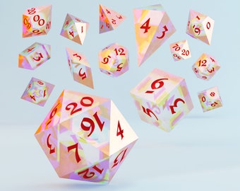 Può includere: Un set di dadi a 12 facce con un motivo a spirale rosa pastello e giallo e numeri rossi. I dadi sono in varie posizioni, alcuni sono in aria, altri sono a terra.