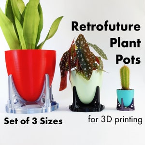 Może przedstawiać: Zestaw trzech retrofuturystycznych doniczek w kolorze czerwonym, zielonym i niebieskim z podstawami w kolorze srebrnym, czarnym i fioletowym. Doniczki są przeznaczone do druku 3D.  "Retrofuture Plant Pots" i "Set of 3 Sizes" są napisane czarnym kolorem na białym tle.