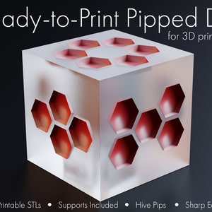 Può includere: Un modello di dado a sei facce stampabile in 3D con punti esagonali. Il dado è bianco con fori esagonali rossi per i punti. Il testo "Ready-to-Print Pipped D6 for 3D printing" è nella parte superiore dell'immagine. Il testo "3D Printable STLs • Supports Included • Hive Pips • Sharp Edges" è nella parte inferiore dell'immagine.
