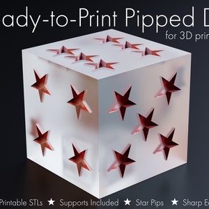 Può includere: Un dado bianco stampato in 3D con tagli a forma di stella rossa. Il dado è pronto per la stampa e include supporti. Il testo "Ready-to-Print Pipped D6 for 3D printing" è nella parte superiore dell'immagine. Il testo "3D Printable STLs Supports Included Star Pips Sharp Edges" è nella parte inferiore dell'immagine.