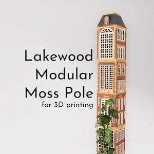 Puede incluir: Un poste de musgo modular diseñado para impresión 3D, que se asemeja a un edificio de varios pisos con ventanas y un techo oscuro. El texto "Lakewood Modular Moss Pole" se muestra a la izquierda. Plantas verdes crecen en el poste.