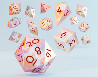 Può includere: Un set di dadi iridescenti con numeri rossi. I dadi sono di varie forme e dimensioni, tra cui un dado a 20 facce, un dado a 12 facce, un dado a 10 facce, un dado a 8 facce, un dado a 6 facce e un dado a 4 facce.