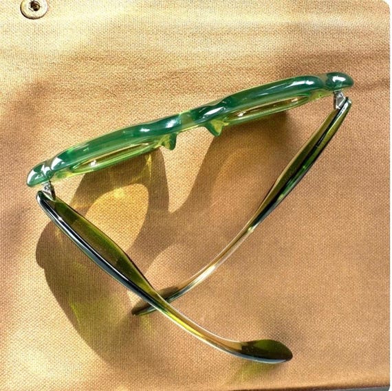 Rectangular Green Rétro  Sunglasses - image 4