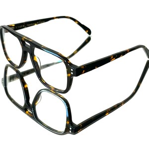 Impresionantes gafas rectangulares de carey marrón.