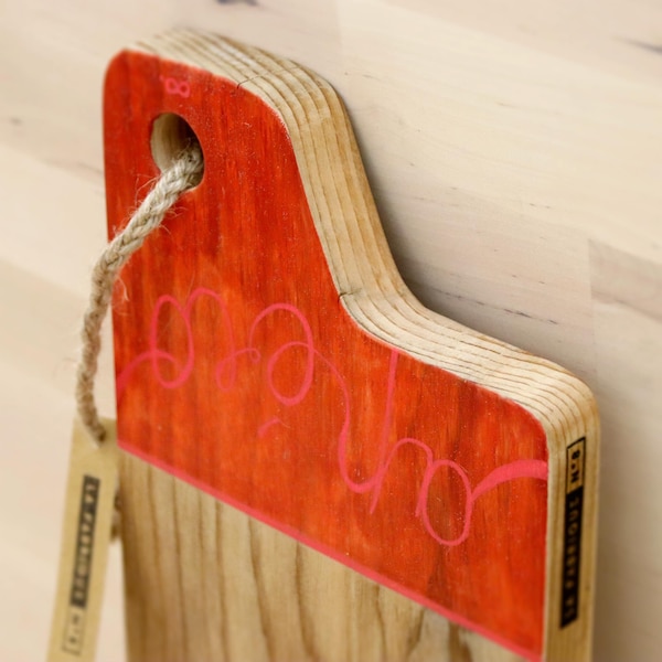 Planche à découper Apéro en bois recyclé pièce unique Rouge