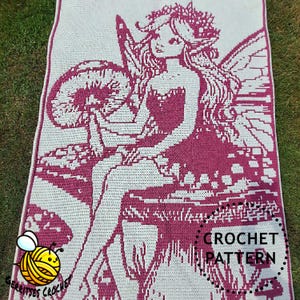 Puede incluir: Un patrón de crochet con un diseño de hada en blanco y magenta. El hada está sentada en una seta, con alas y una corona. Las palabras "CROCHET PATTERN" son visibles en la esquina inferior derecha.