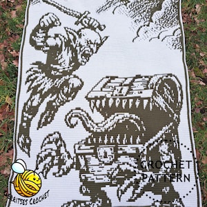 Pode incluir: Um padrão de crochê que apresenta uma cena de fantasia com um guerreiro e um monstro, em tons de branco e verde-oliva. O design inclui o texto "CROCHET PATTERN". O padrão é de Gerritses Crochet.